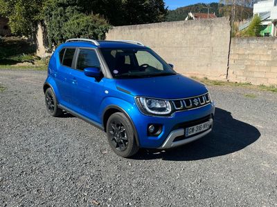 une photo d'un petit SUV bleu garé sur un parking