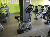 de nombreux vélos d'appartement dans une salle de sport aux murs verts