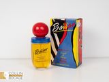 l'image d'un flacon de parfum à côté d'une boîte de parfum