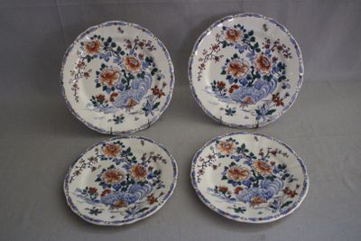 quatre assiettes à motifs floraux posées sur une table