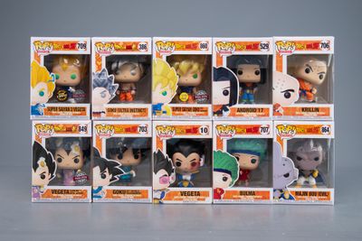 Six figurines différentes de Dragon Ball sont exposées dans une vitrine.