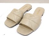 paire de mules en cuir beige pour femme, avec un motif entrecroisé