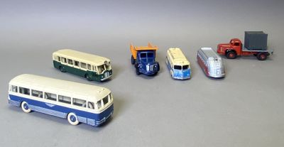 quatre petits bus et un camion posés sur une table