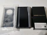 une image représentant une boîte contenant un téléphone, posée sur une table
