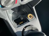 un gros plan du tableau de bord d'une voiture avec des boutons