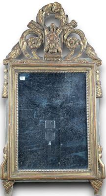 un miroir avec un cadre doré sur fond blanc