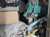 un tas d'objets divers dans un local de stockage
