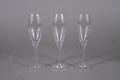 trois verres à vin vides posés les uns à côté des autres sur une table