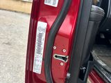 un gros plan sur la poignée de porte d'une voiture rouge
