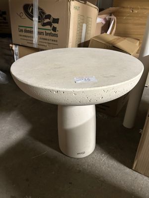 une table placée au milieu d'une pièce