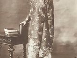 une photo en noir et blanc d'un jeune garçon vêtu d'un costume traditionnel chinois