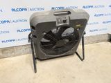 le ventilateur est posé par terre devant le mur