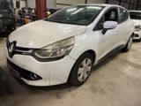 une voiture blanche garée dans un garage à côté d'autres voitures
