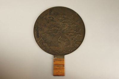 un grand médaillon en bronze accroché au mur