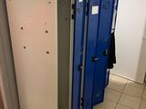 trois casiers au milieu d'une pièce dont la porte est ouverte