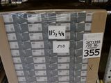 une palette chargée de nombreux cartons dans un entrepôt
