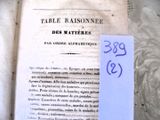 un livre sur lequel est posé un bout de papier où l'on peut lire « table des matières »