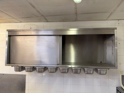 un évier mural en acier inoxydable dans une cuisine professionnelle