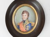 portrait d'un jeune homme en uniforme militaire, dans un cadre en bois