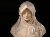 un buste en marbre blanc représentant une femme portant une capuche