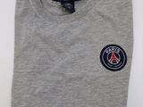 un gros plan sur une chemise ornée d'un insigne