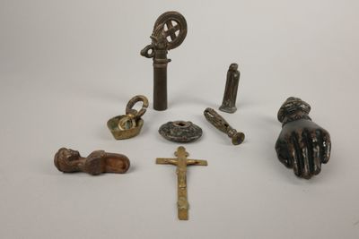 beaucoup de petits objets posés sur la table