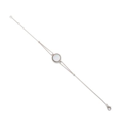 gros plan d'un bracelet sur fond blanc
