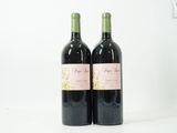 deux bouteilles de vin posées l'une à côté de l'autre sur une table