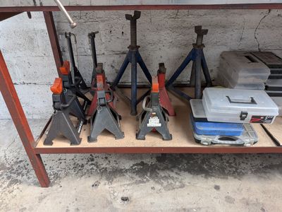 de nombreux outils posés sur une étagère dans un garage