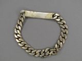 un gros plan d'un bracelet muni d'un fermoir en métal