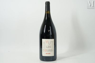 une bouteille de vin posée sur une table