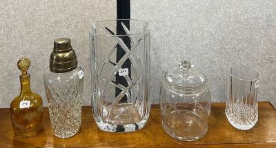 de nombreux objets en verre posés sur une table en bois