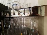 une étagère sur laquelle sont posés plusieurs verres à vin