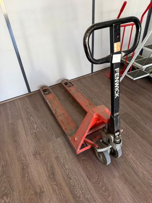 une photo d'un diable dans un garage