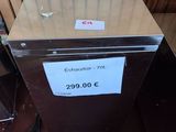 une photo d'un réfrigérateur en acier inoxydable sur lequel est apposée une étiquette de prix