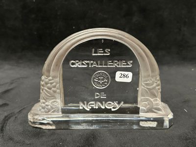 une plaque en verre transparent sur laquelle est inscrit le nom d'une ville