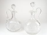 paire de carafes en cristal taillé munies d'un bouchon sur le dessus