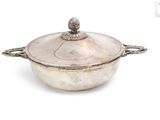une cocotte ancienne en métal argenté avec un couvercle, sur fond blanc
