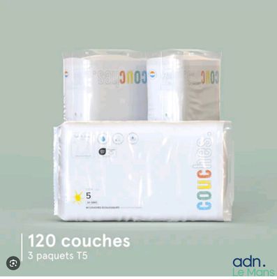 trois paquets de couches pour bébé empilés les uns sur les autres