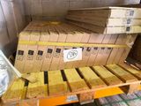 plusieurs boîtes sur une palette dans un entrepôt