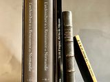 deux livres sont empilés sur une table