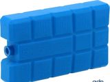 une image représentant un bloc de glace bleue sur fond blanc