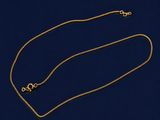 un collier plaqué or sur fond bleu