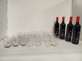 Des bouteilles de vin et des verres sont alignés sur une étagère