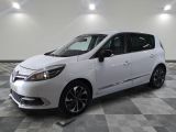 la photo d'une voiture blanche garée dans un garage