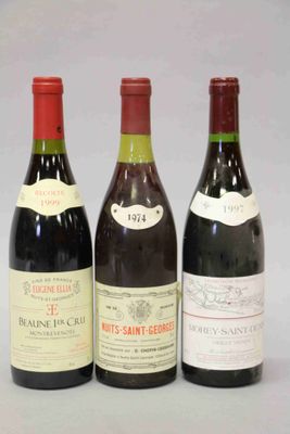 trois bouteilles de vin sont alignées sur une table
