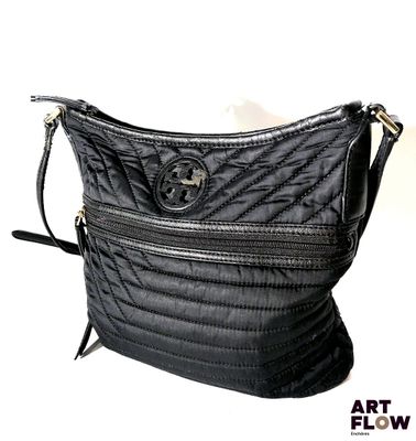 sac à bandoulière noir matelassé, muni de fermetures éclair et d'un logo sur le devant