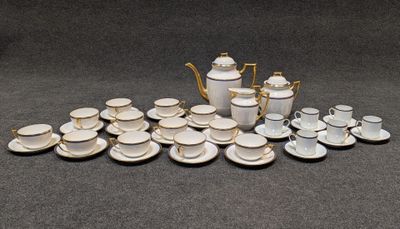 beaucoup de tasses et soucoupes à thé et à café blanches et dorées