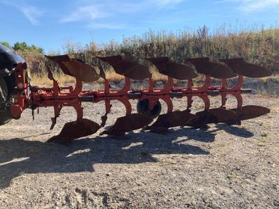 une image représentant un tracteur équipé d'une charrue