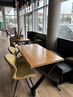 des tables et des chaises dans un restaurant avec vue sur la ville